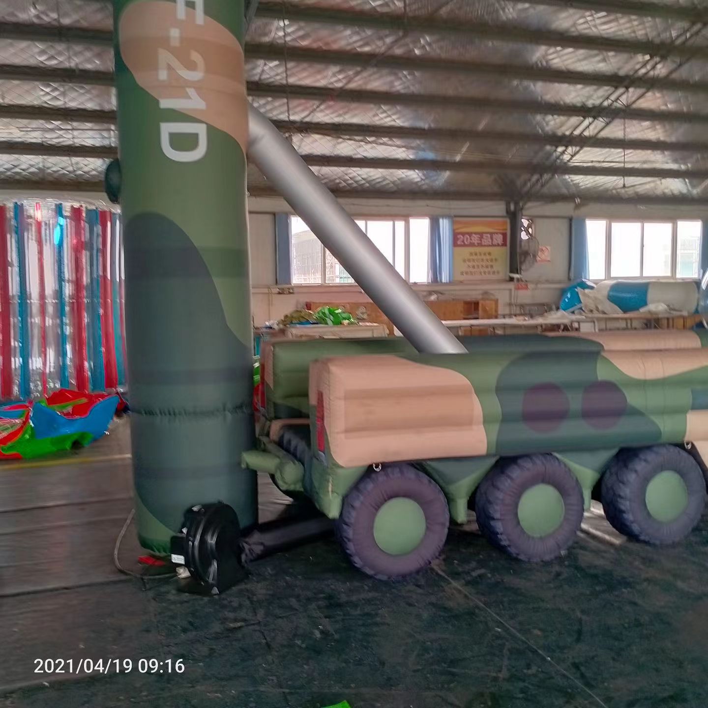 广德军事演习中的充气目标车辆：模拟发射车雷达车坦克飞机